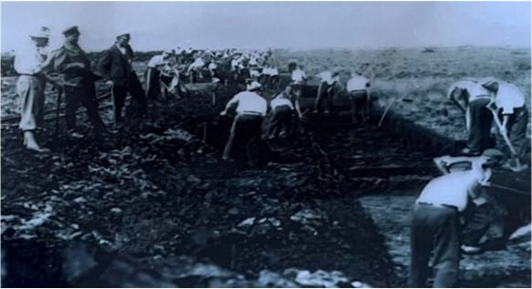 Historische Aufnahme von Gefangenen bei Arbeiten im Moor